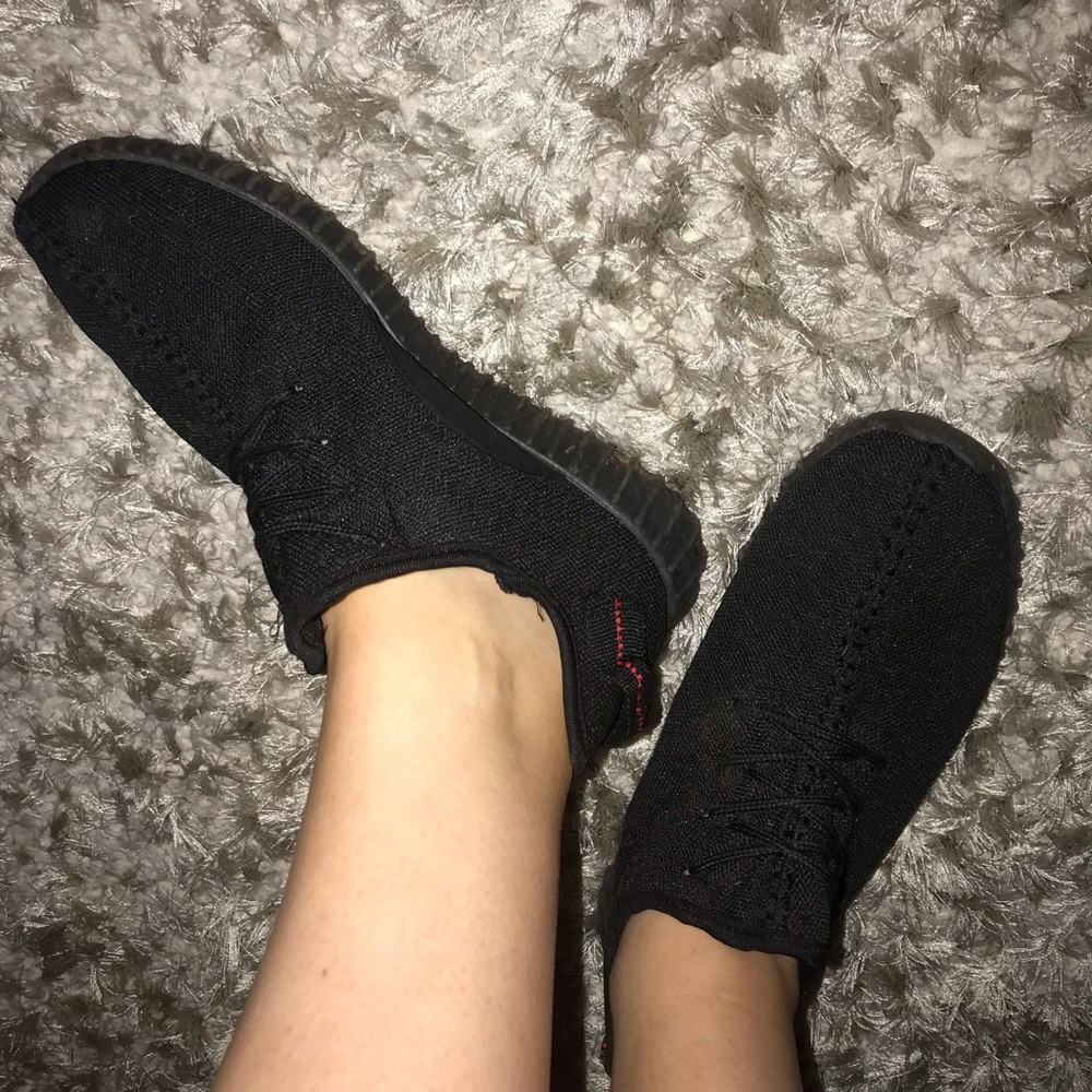 BLACK TENNIS SHOES